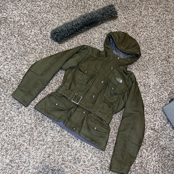 SOLD😍NORTH FACE XS women’s winter/fall jacket faux fur trendy  olive green belt - Picture 4 of 17